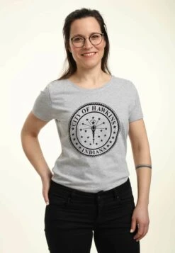 Henry Tiger Stranger Things Hawkins City Seal - T-Shirt Print - Heather Grey -Henry Tiger ab08864a8e024aec9f01b1cf5f4aedff